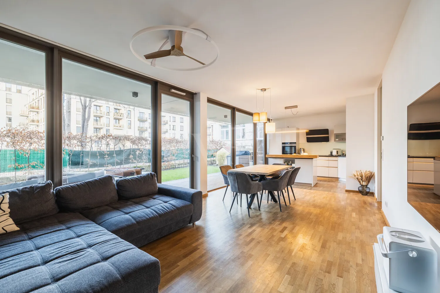 Blick durch das helle Wohnzimmer