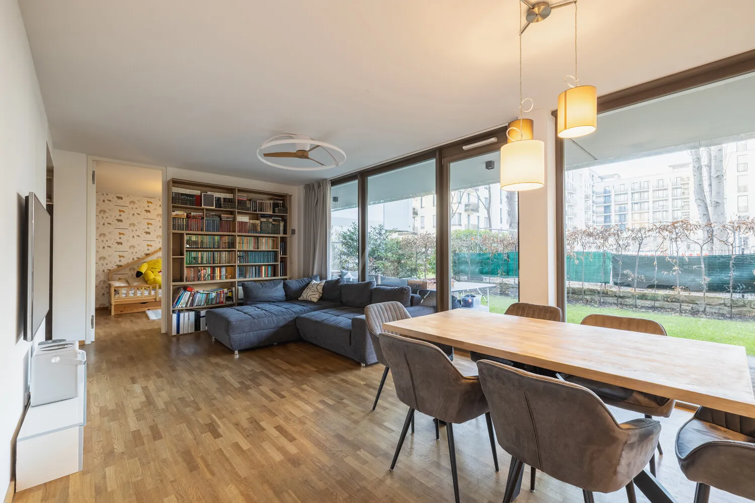 Essbereich zwischen Küche und Wohnbereich