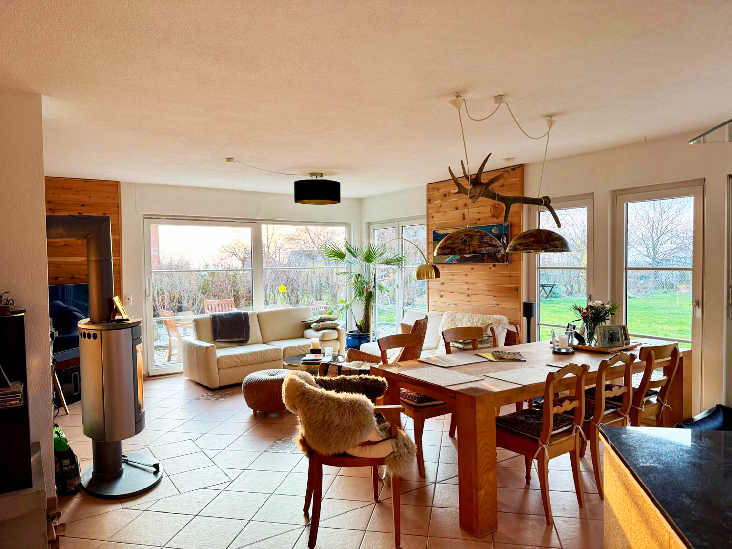 Wohnzimmer mit Kamin