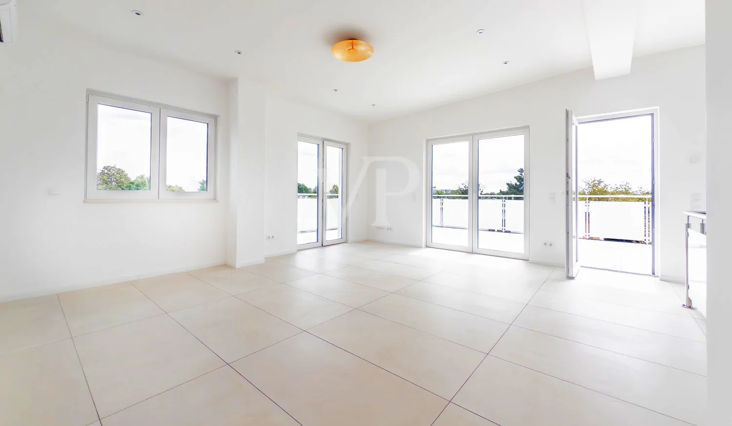 Wohn- und Essbereich mit Zugang zur Dachterrasse