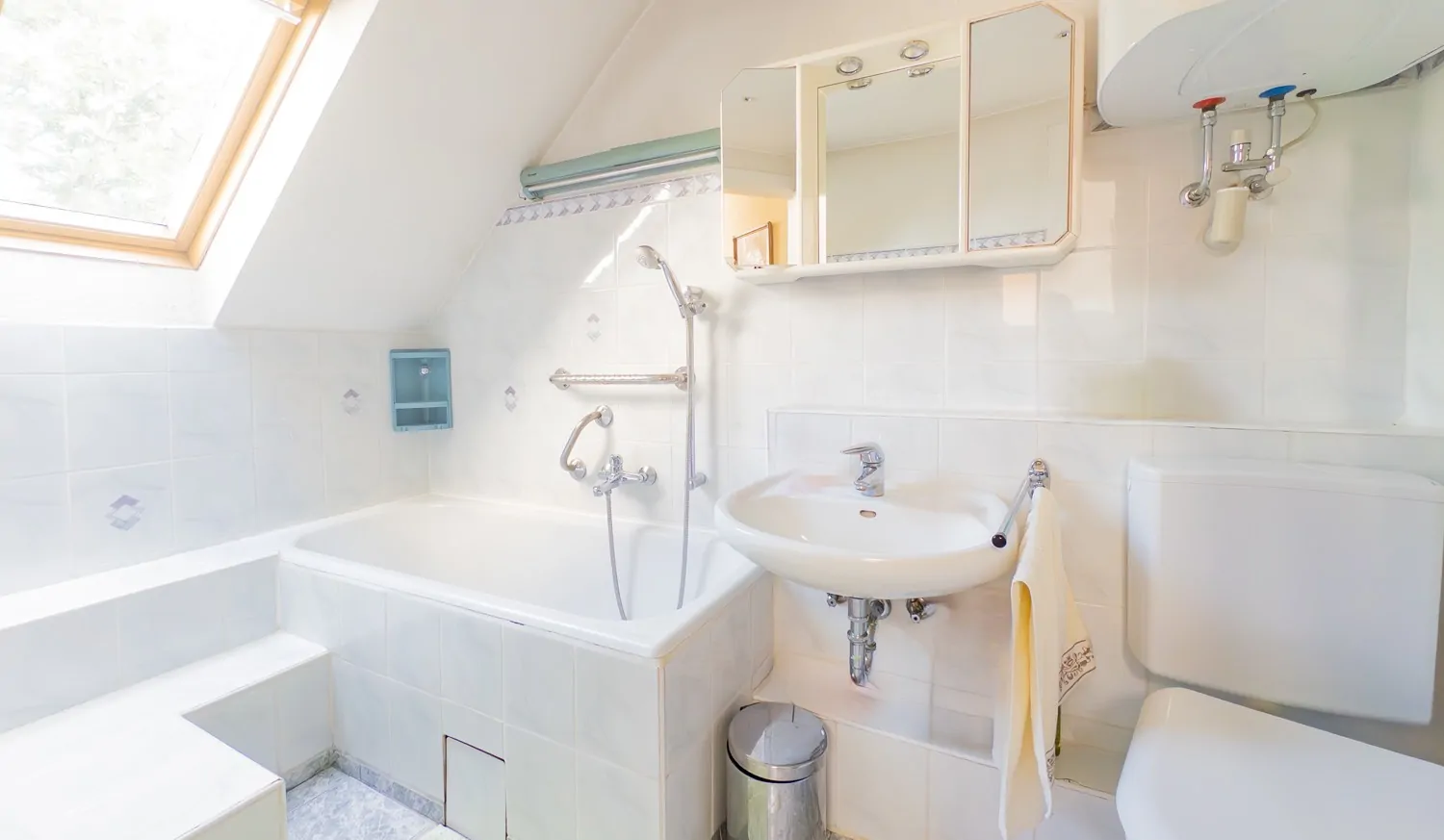 Wannenbad im Zwischengeschoss