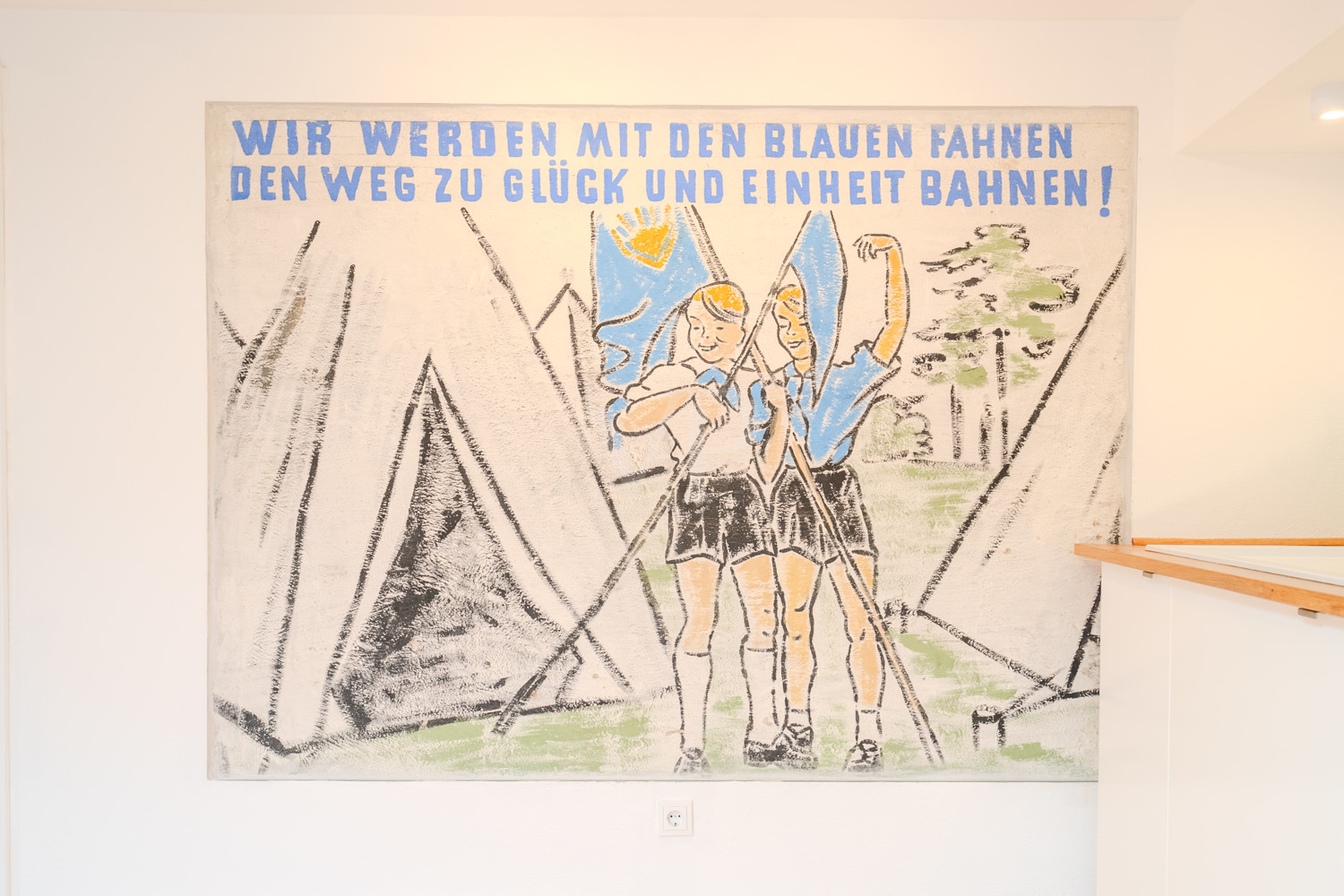 DDR-Kunstwerk - Wir werden mit den blauen Fahnen den Weg zu Glück und Einheit bahnen!