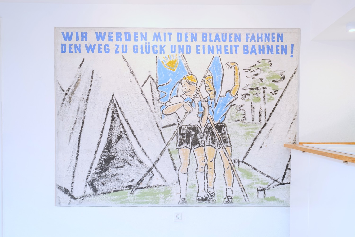 DDR-Kunstwerk - Wir werden mit den blauen Fahnen den Weg zu Glück und Einheit bahnen!