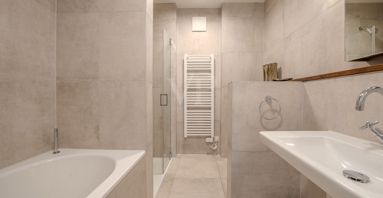 Master-Bad mit Badewanne und Dusche