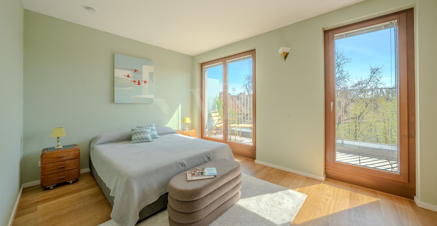Schlafzimmer mit Zugang zum Balkon