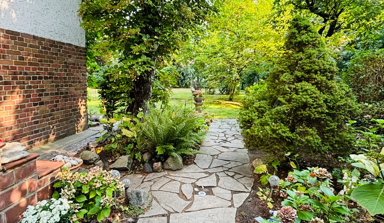 Weg in den hinteren Garten