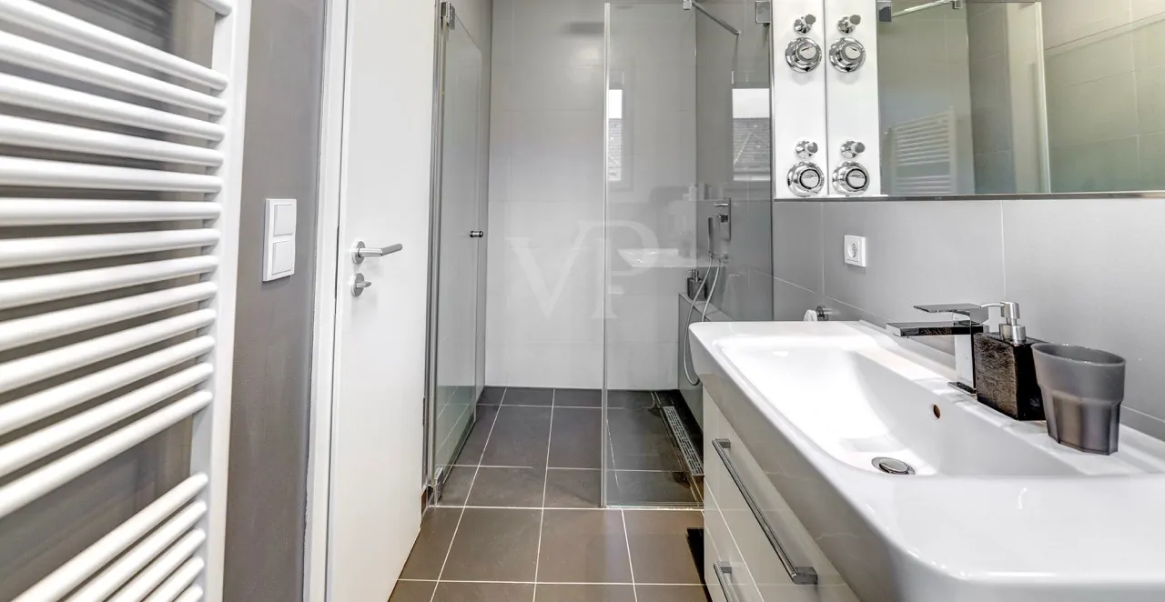 Tageslichtbad mit Dusche