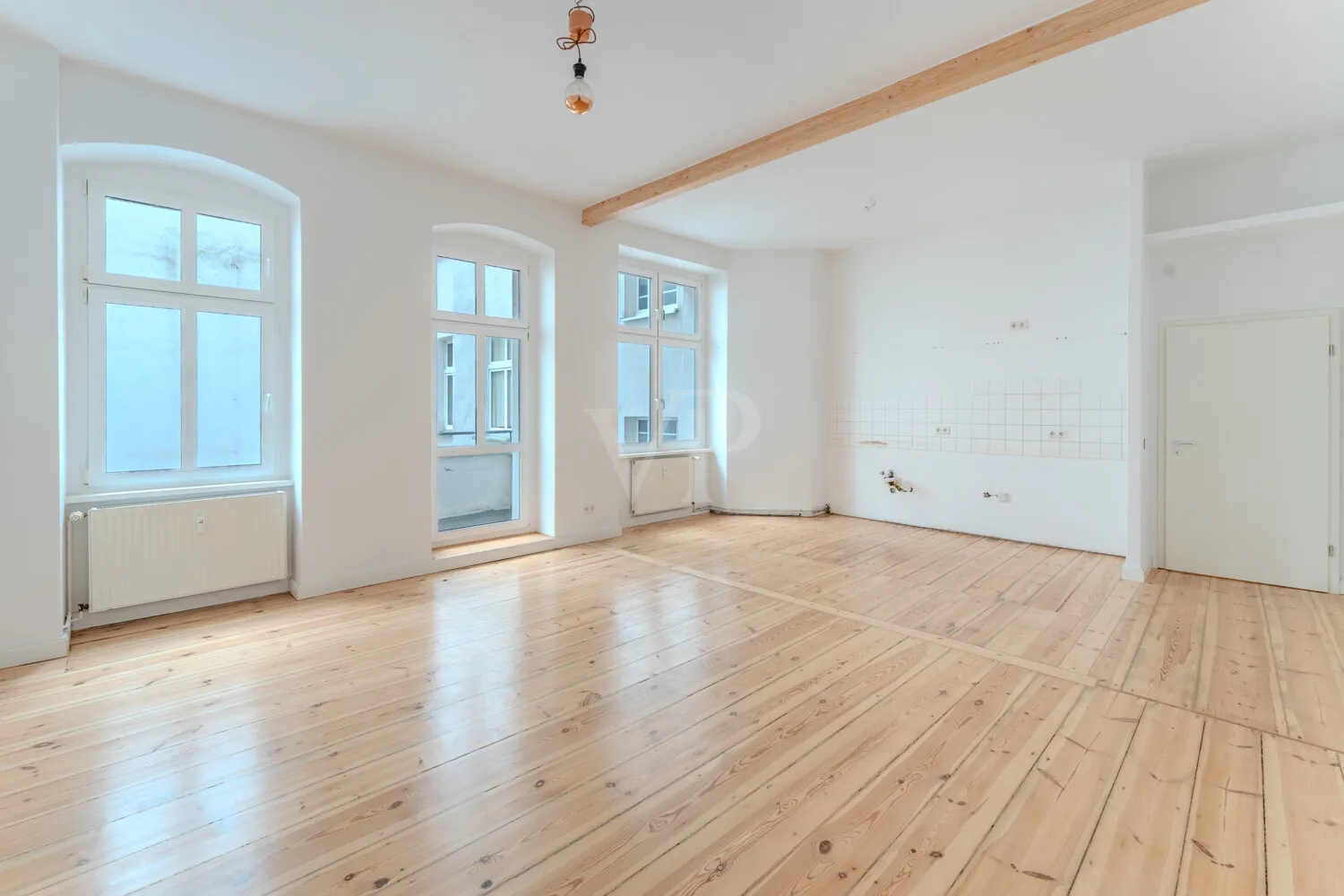 BIDDING PROCESS! Vacant 3-room apartment in an old building near the Schönhauser Allee S-Bahn and U-Bahn station.