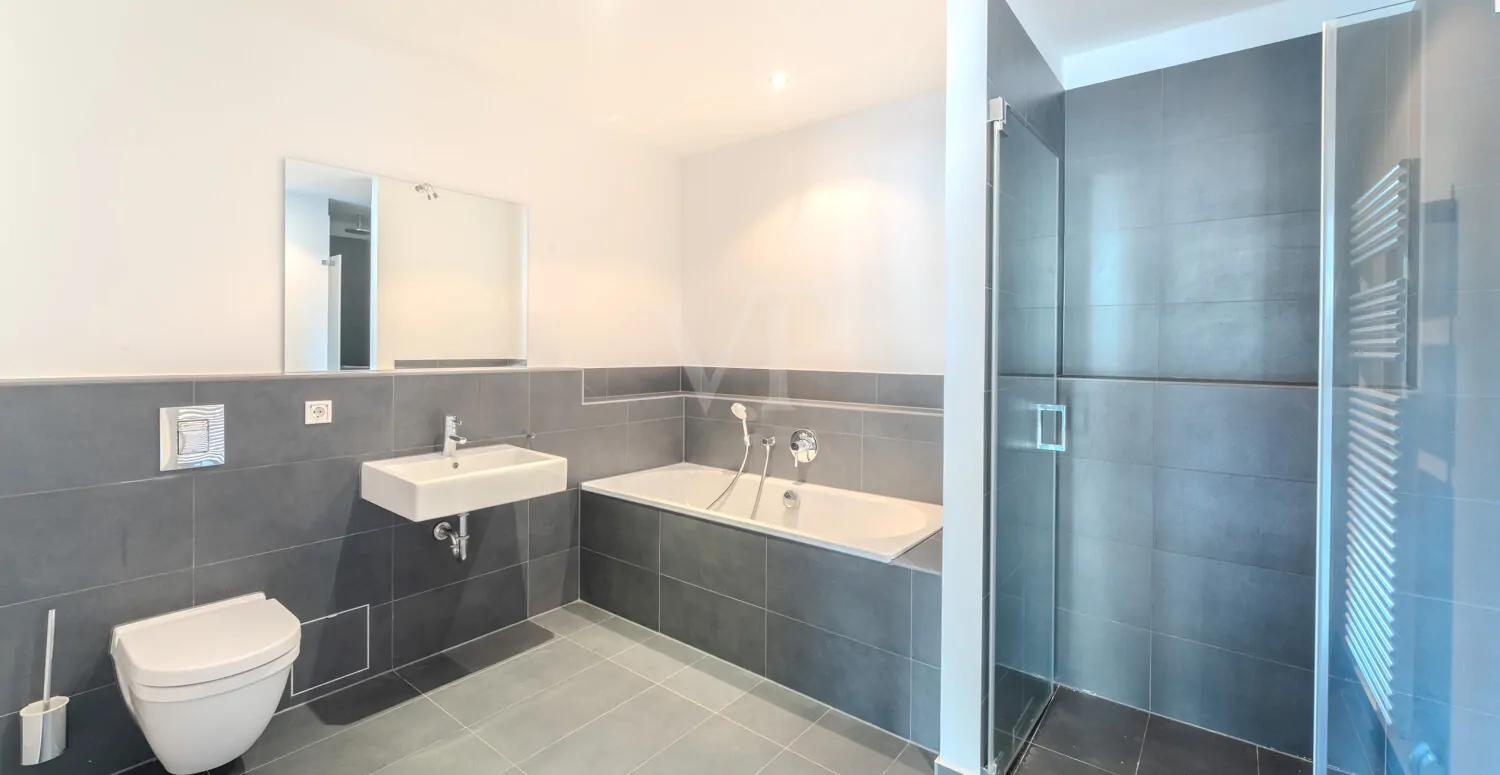 1. OG - Dusch und Wannenbad