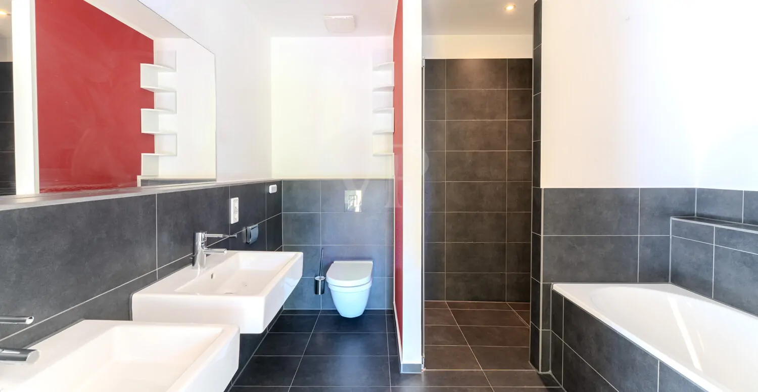 EG - Dusch- und Wannenbad en suite