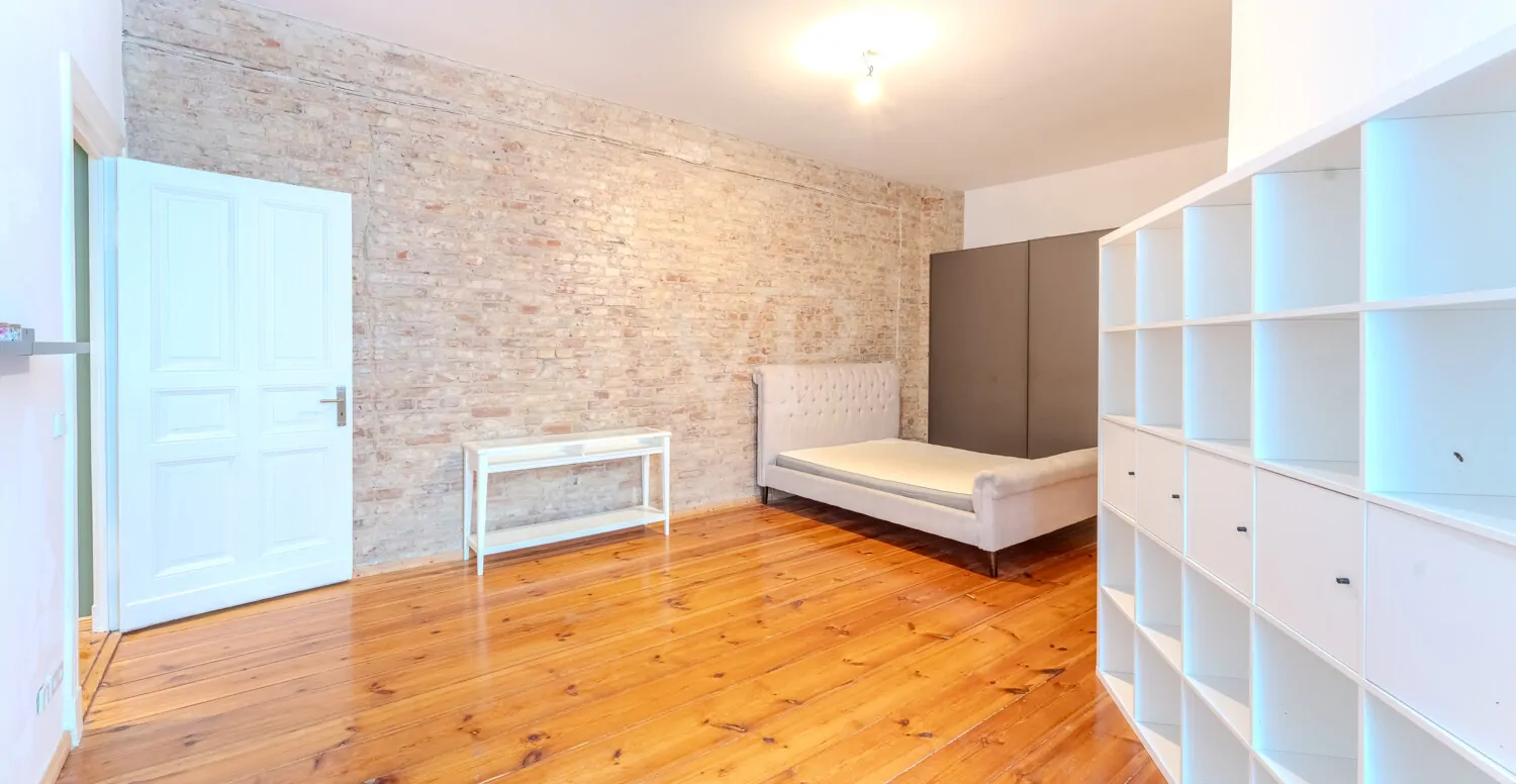 Zimmer mit freigelegter Backsteinmauer