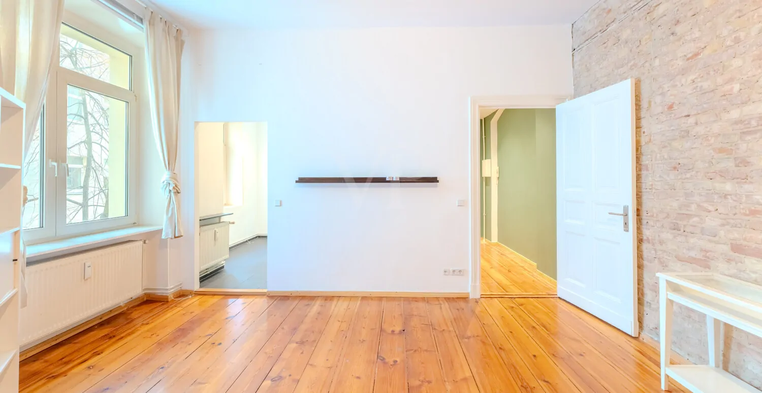 Zimmer mit freigelegter Backsteinmauer