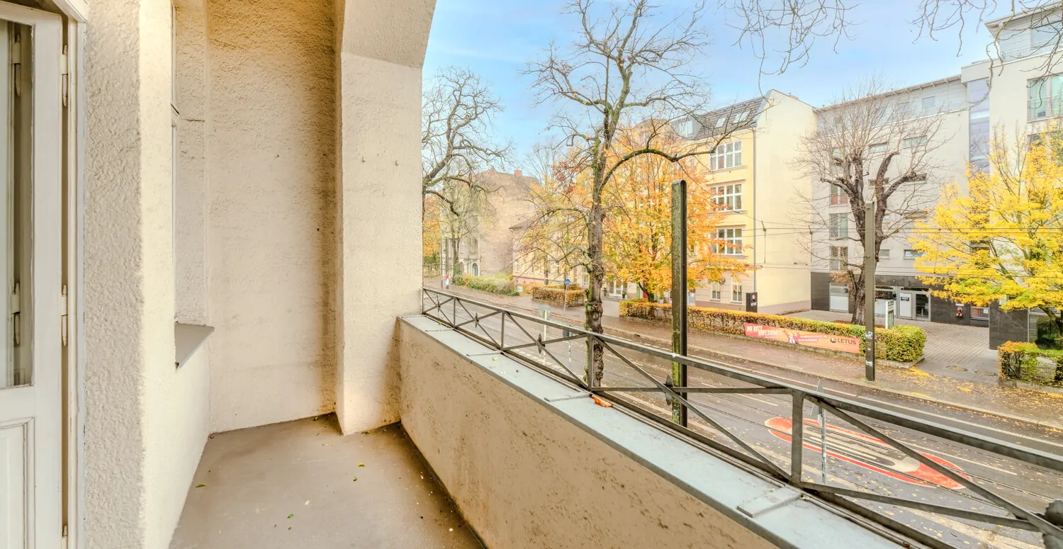 Loggia mit Blick auf die Dietzgenstraße