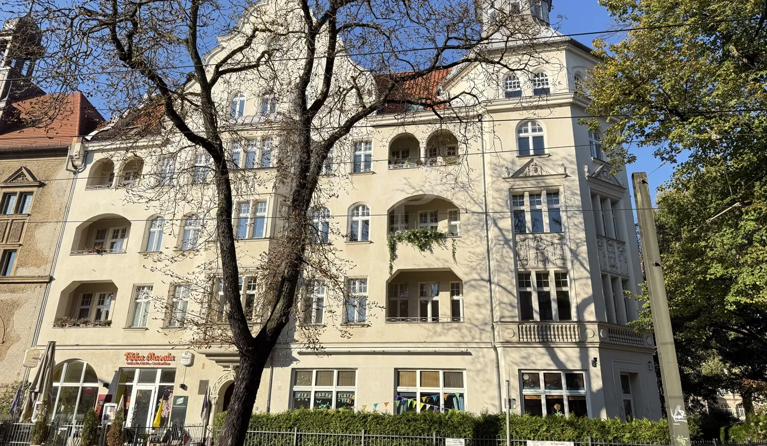 Schöner Blick aufs Gebäude und auf die Loggia