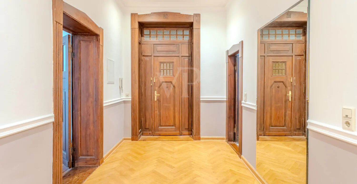 Blick zum Eingang mit Großem Spiegel