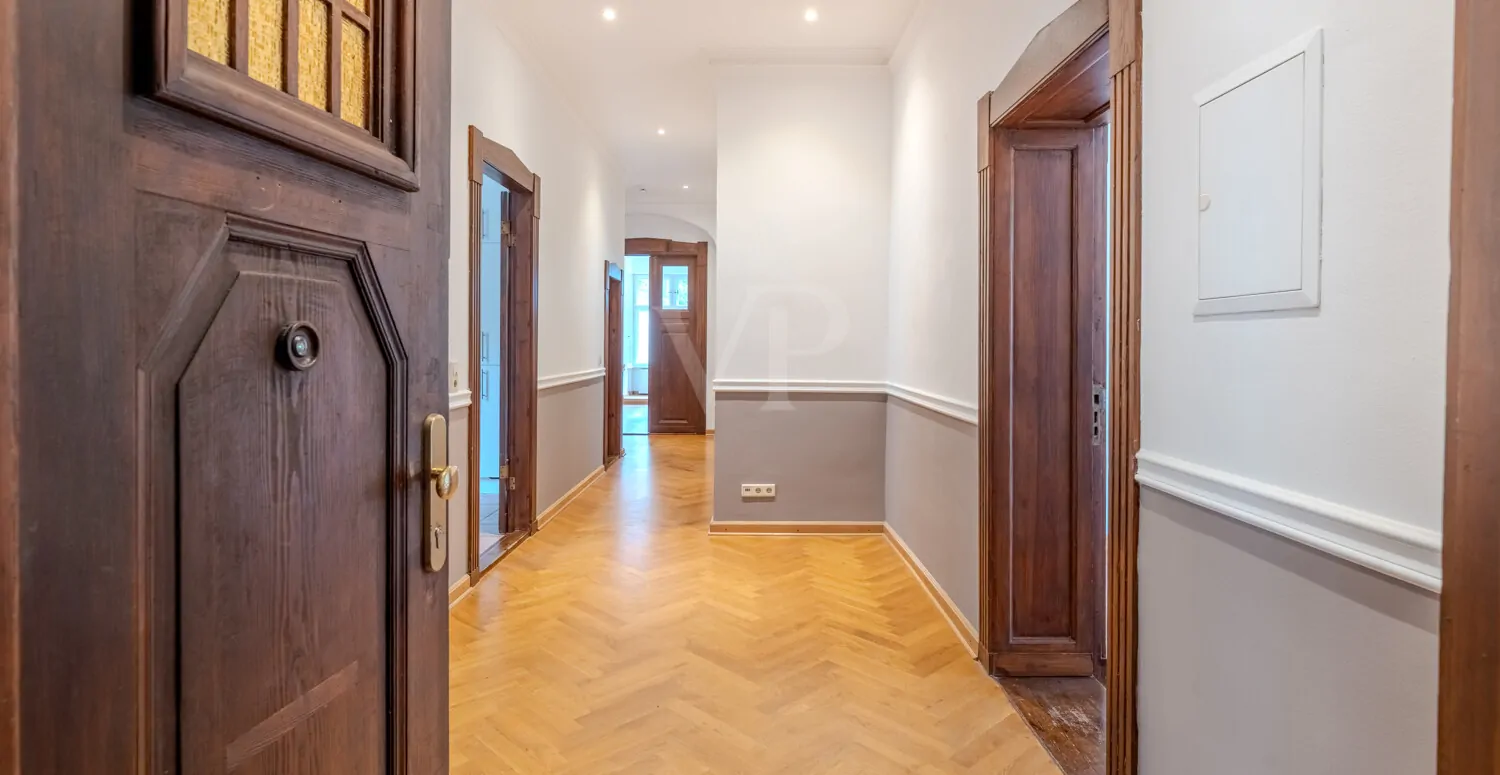 Weiter Blick in die Wohnung vom Eingangsbereich