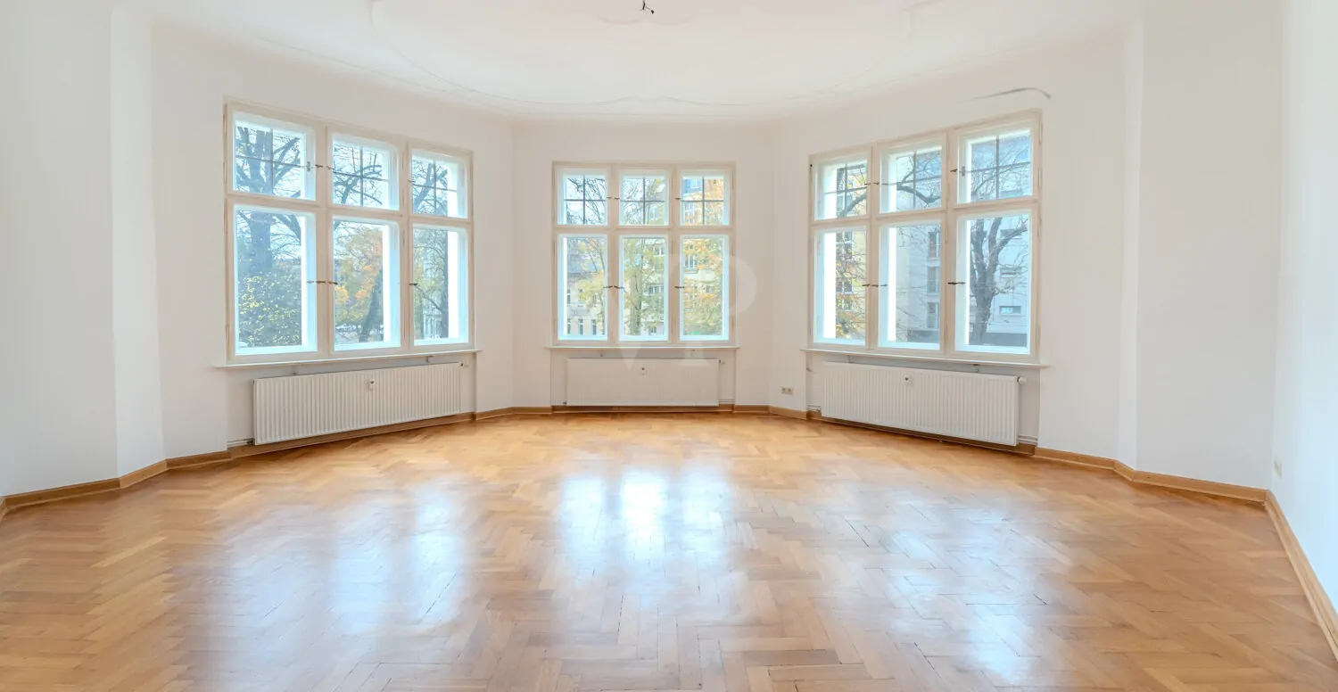 Lichtdurchflutetes Zimmer