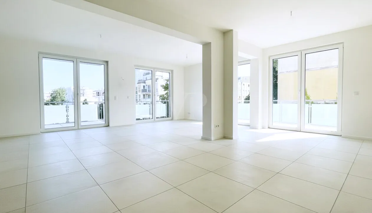 Wohn- und Essbereich mit Zugang zu den Balkonen