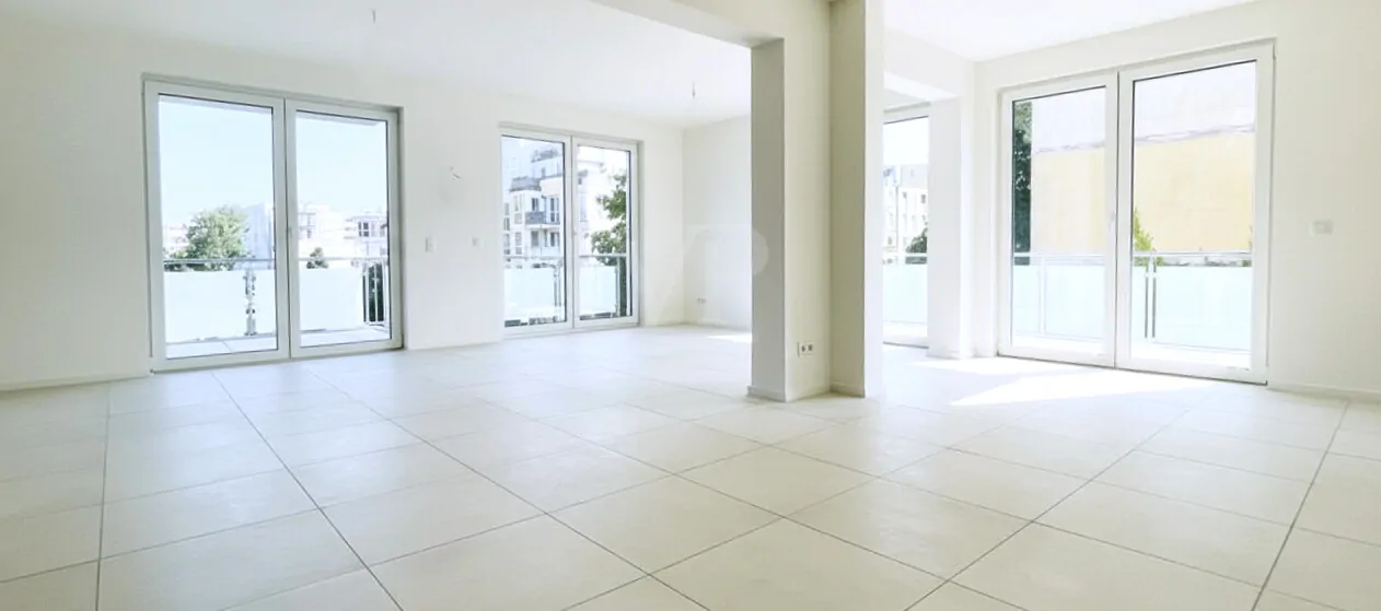 Wohn- und Essbereich mit Zugang zu den Balkonen