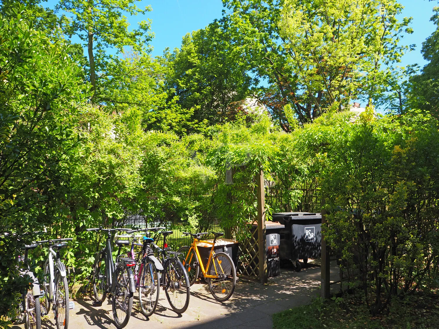 Hof mit Fahrradplätzen
