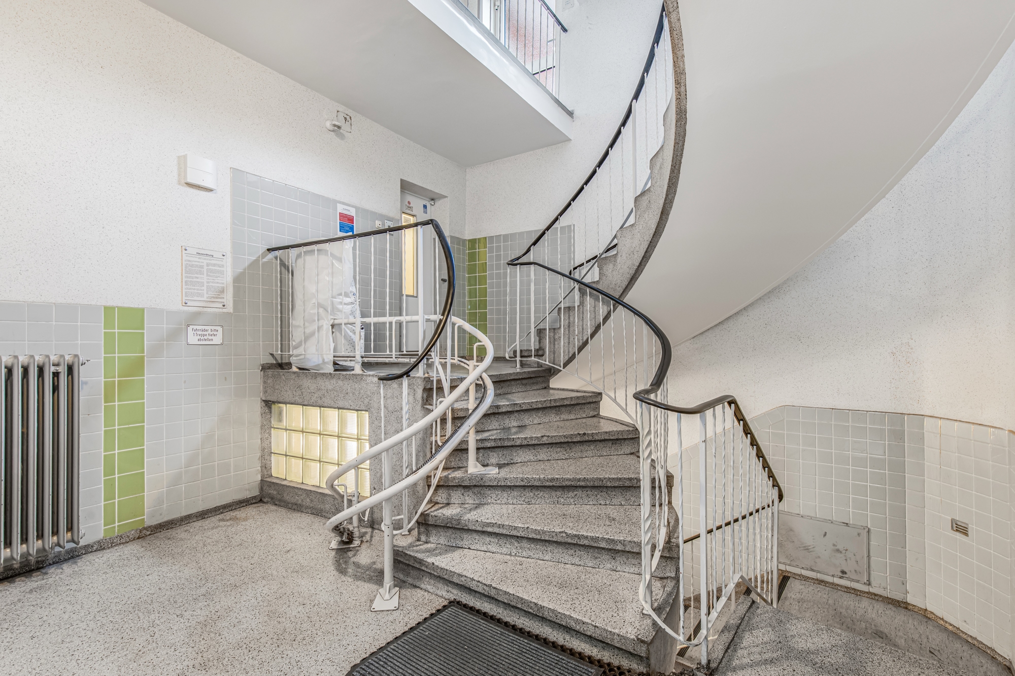.Treppenhaus mit Treppenlift