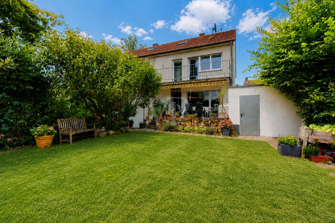 Hausansicht Gartenseite - mit KI bearbeitet