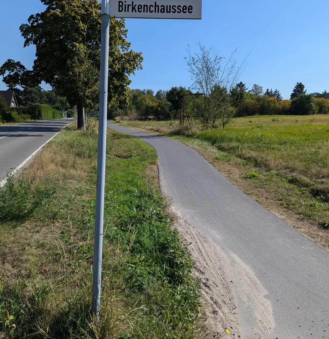 Straße zum Wohngebiet