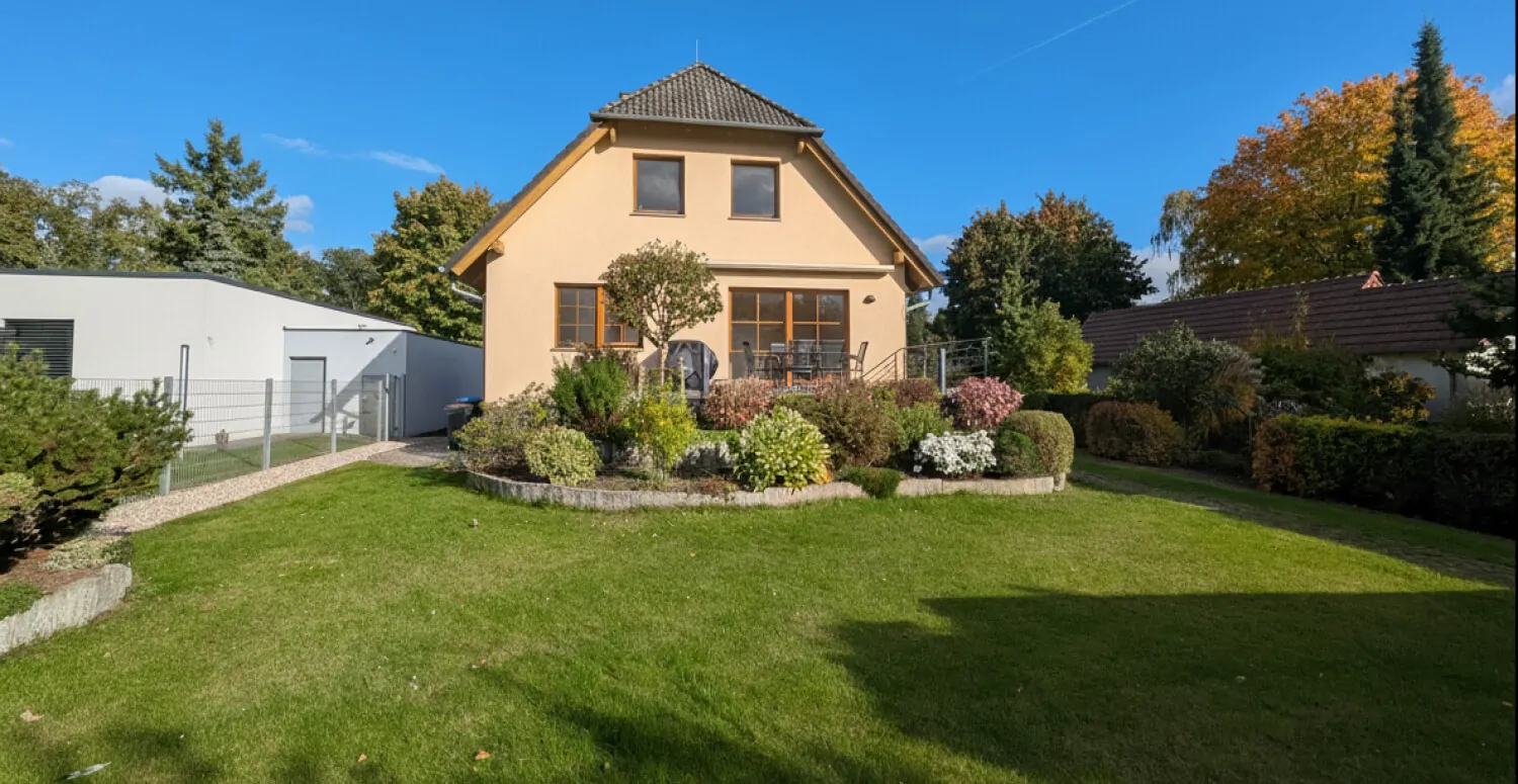 Garten mit Blick aufs Haus