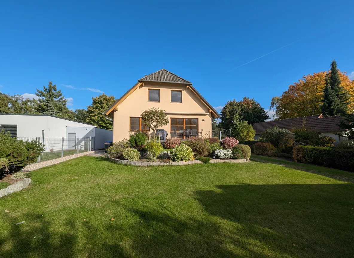 Garten mit Blick aufs Haus