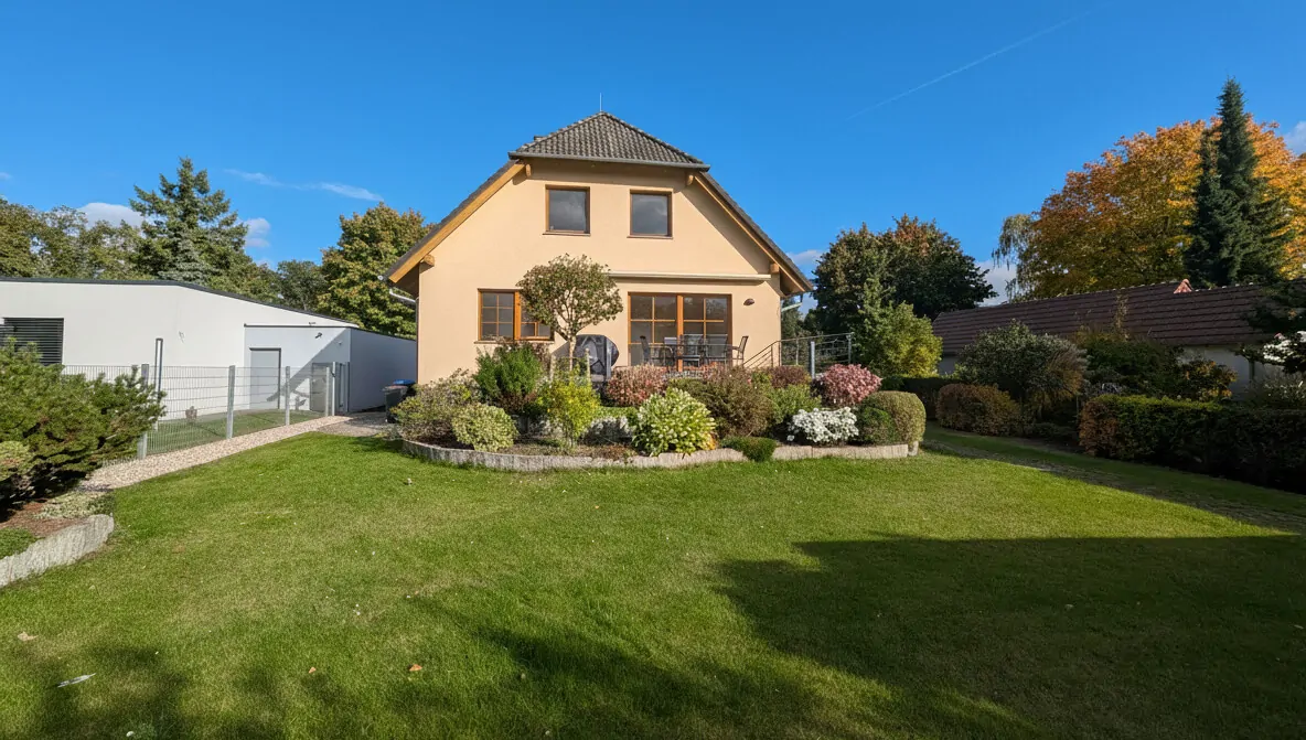 Garten mit Blick aufs Haus