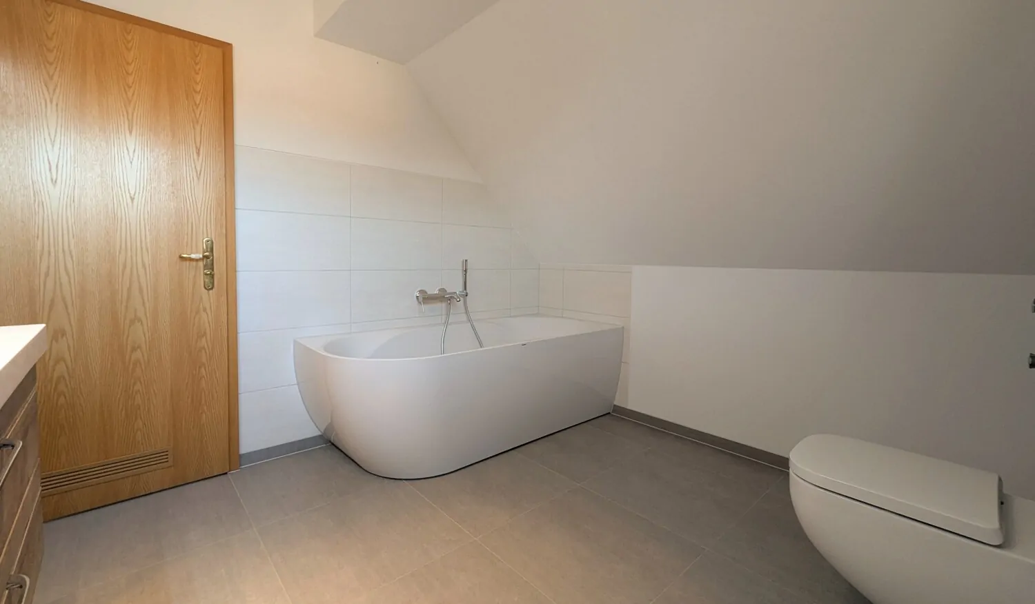 Badezimmer mit blick auf Badewanne