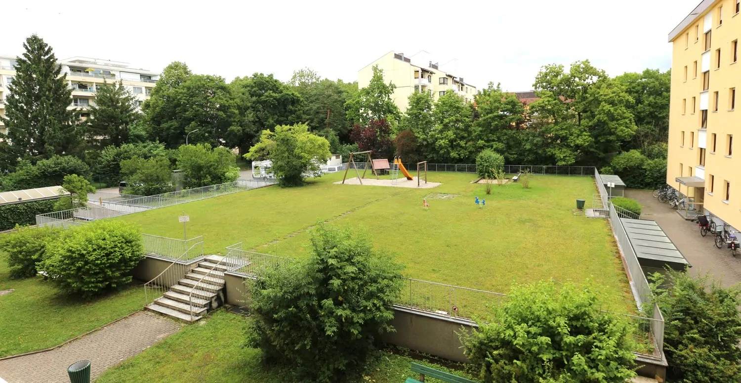 Grünfläche mit Spielplatz