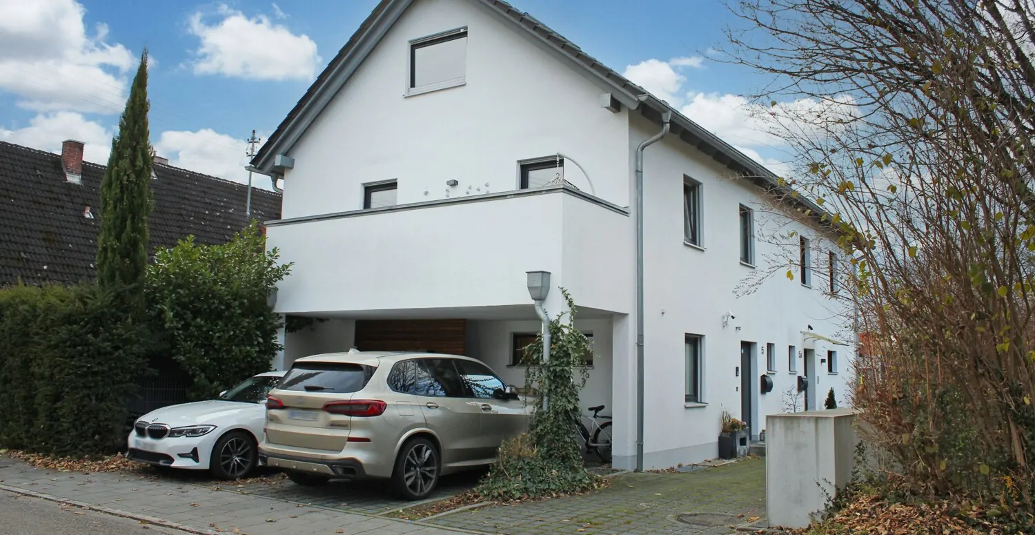 Außenansicht mit Stellplätzen