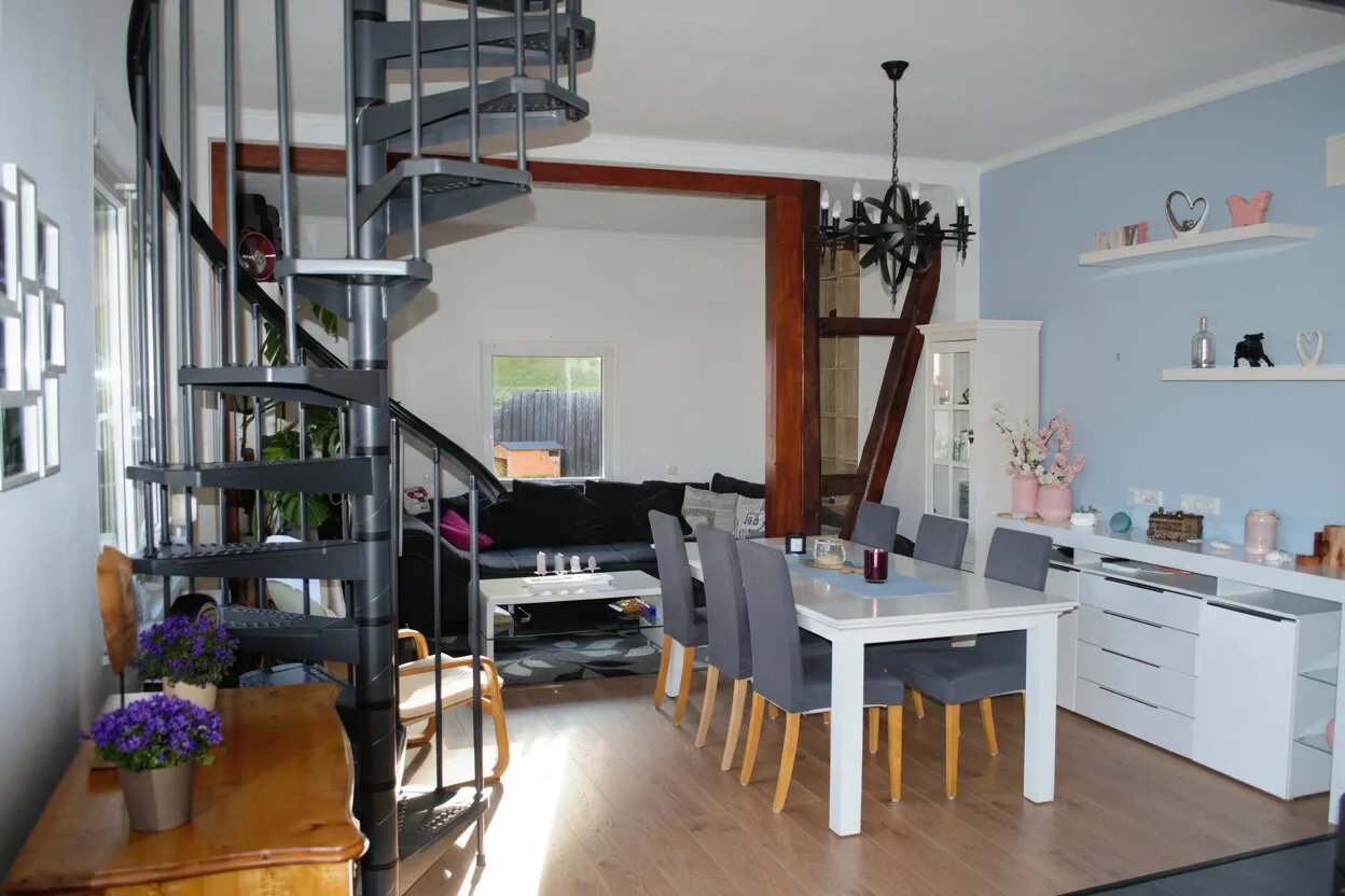 Wohnzimmer mit Wendeltreppe