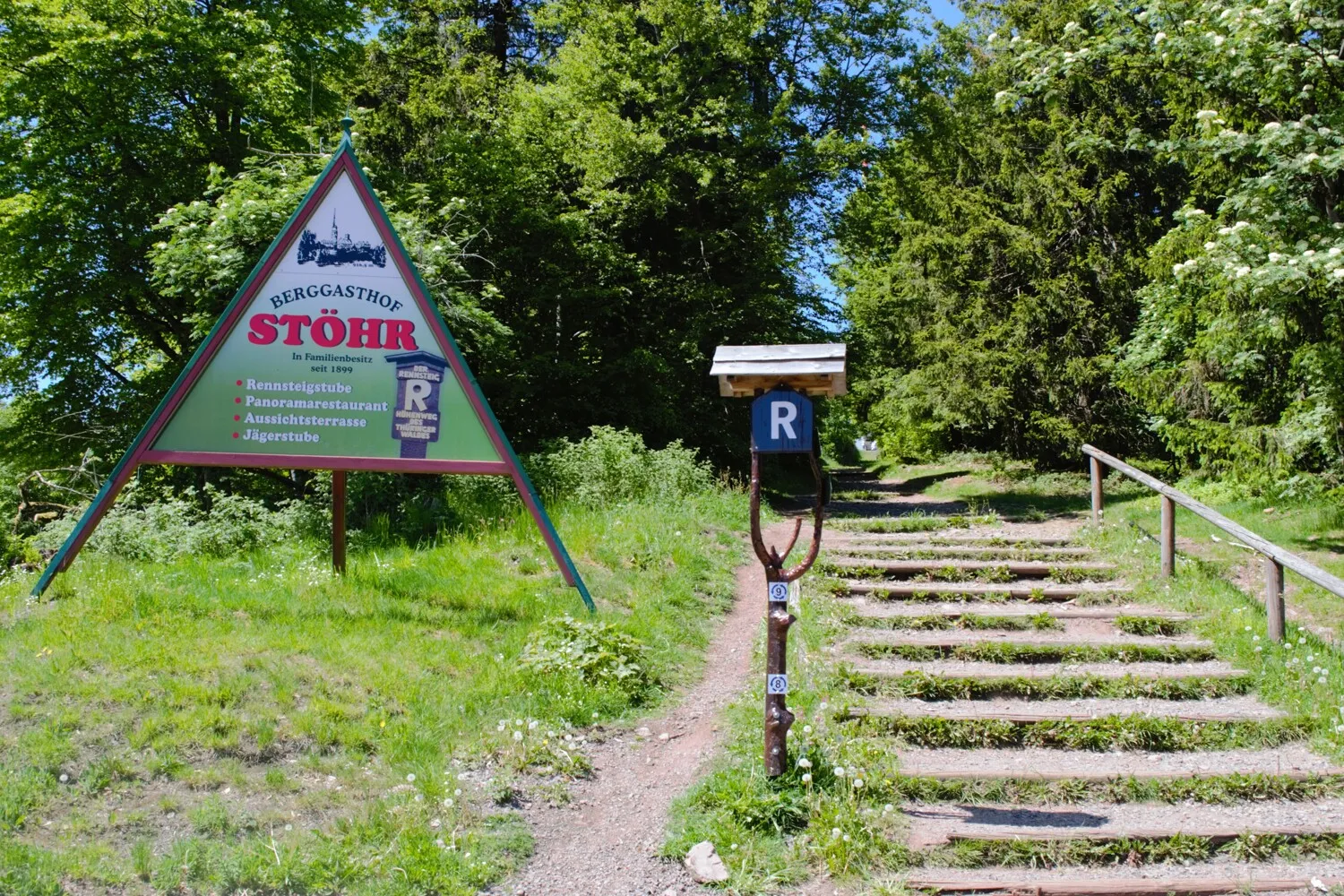 R - Rennsteigweg mit Werbeanlage - Weg führt direkt zum Gipfel des Inselsberges und zum Berggasthof