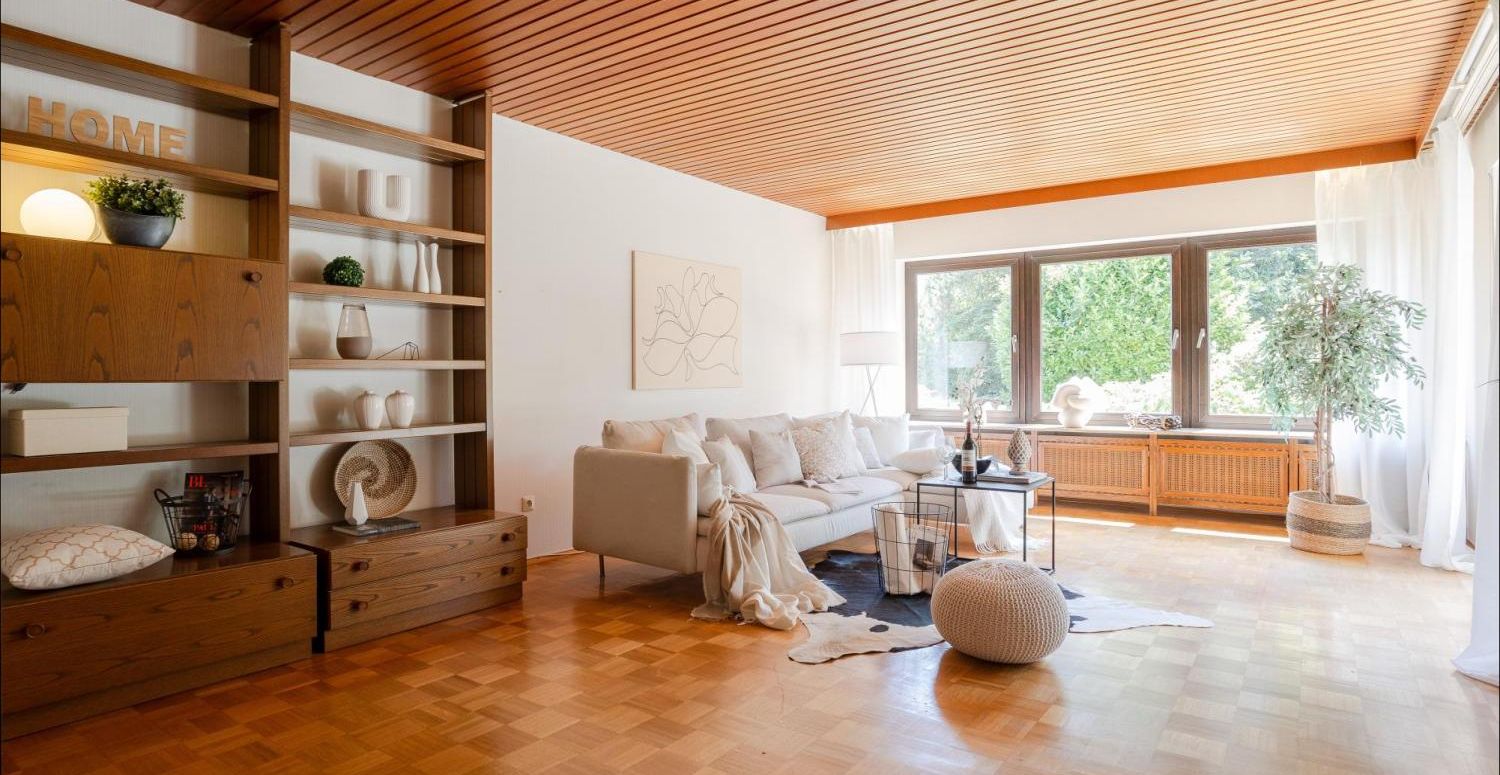 großzügiges Wohnzimmer