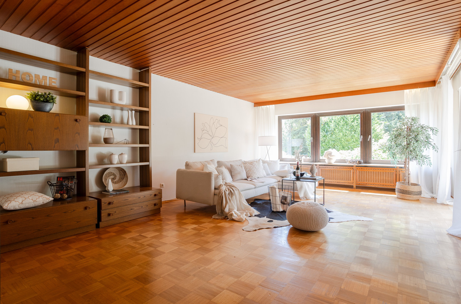 großzügiges Wohnzimmer