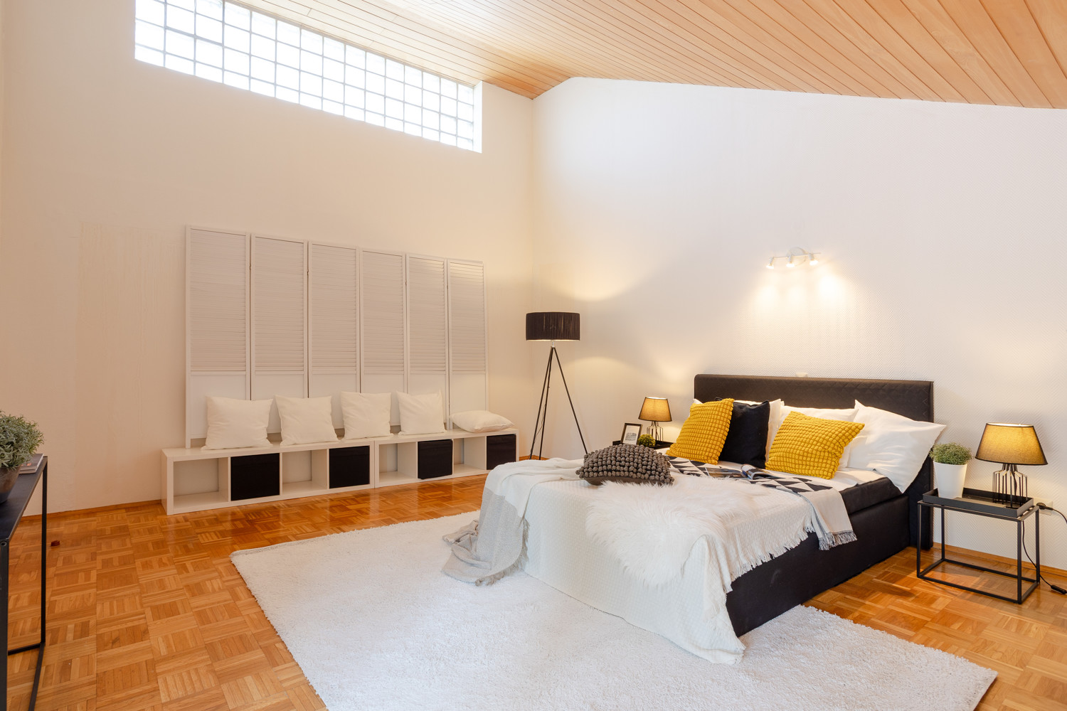 lichtdurchflutetes Schlafzimmer
