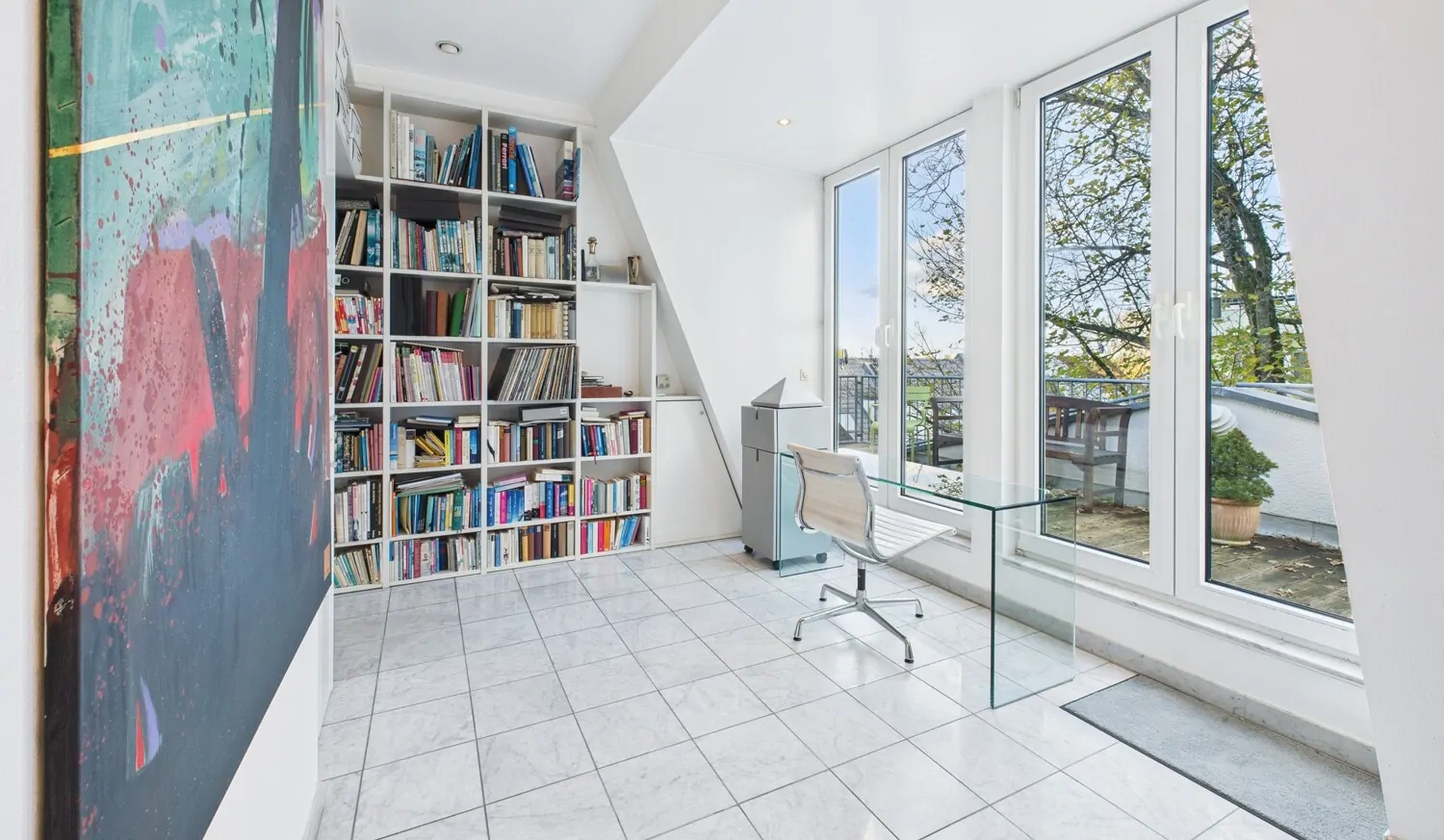 Lichtdurchflutetes Büro