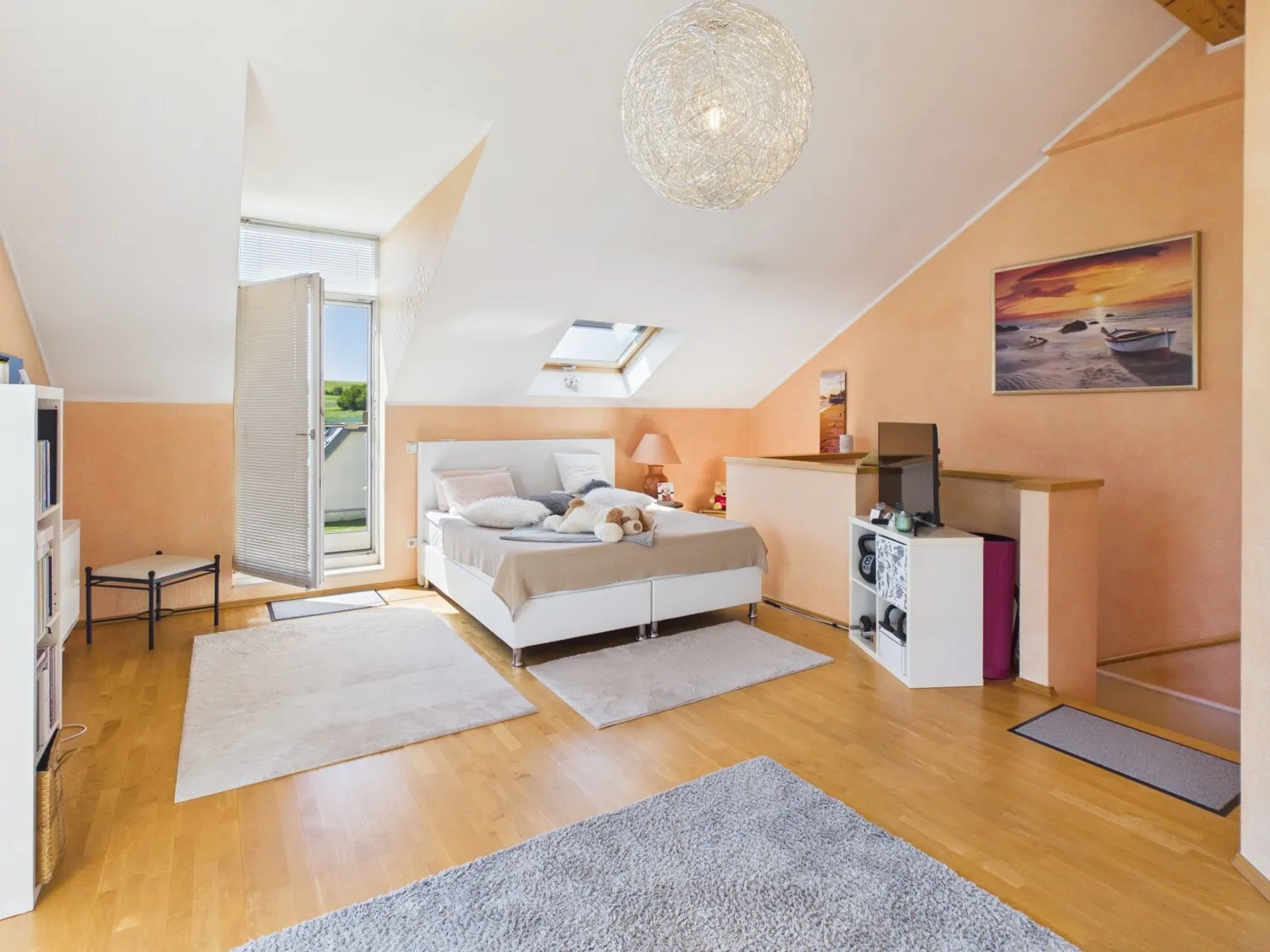 Geräumiges Schlafzimmer DG
