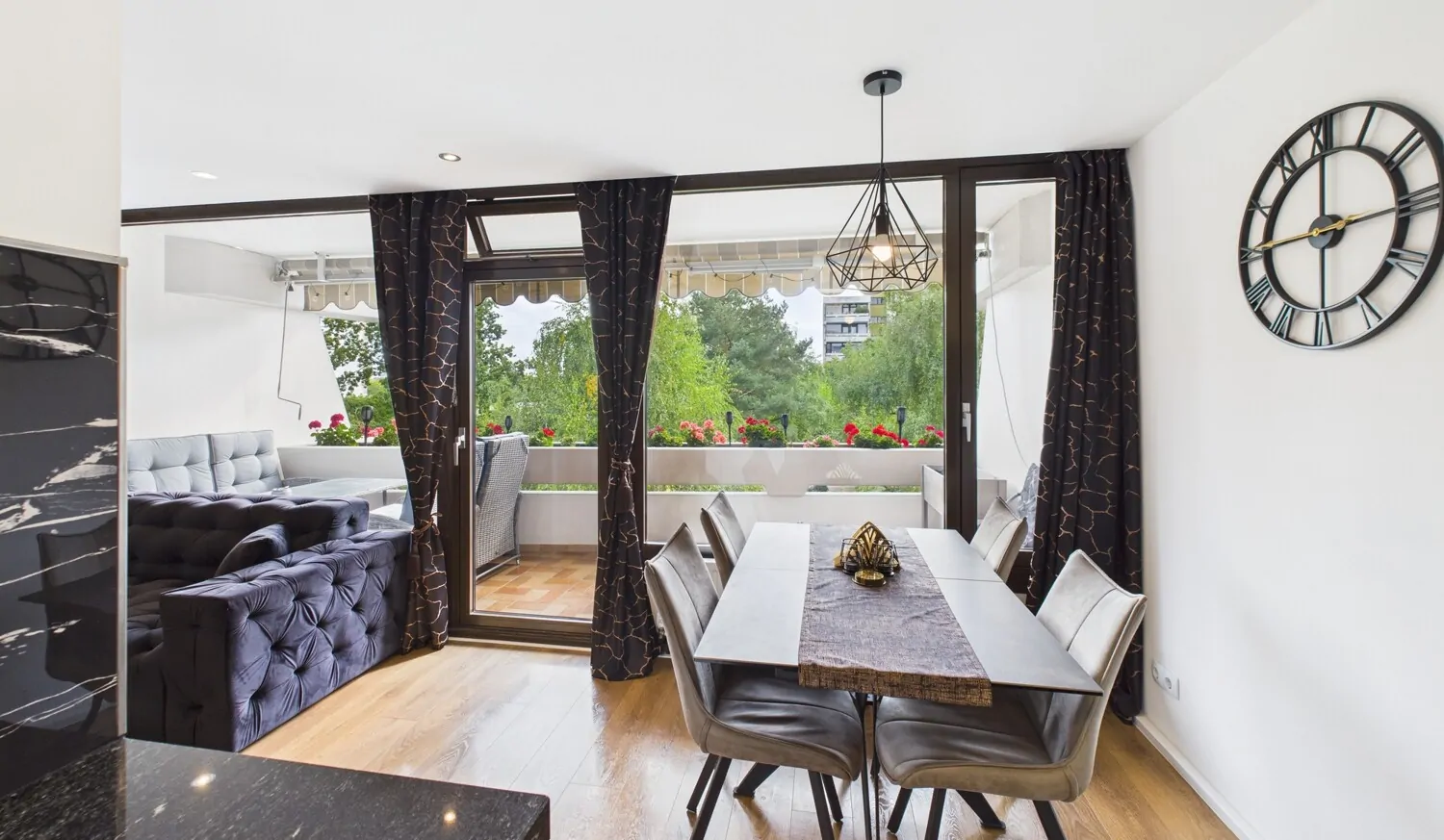 lichtdurchfluteter Essbereich