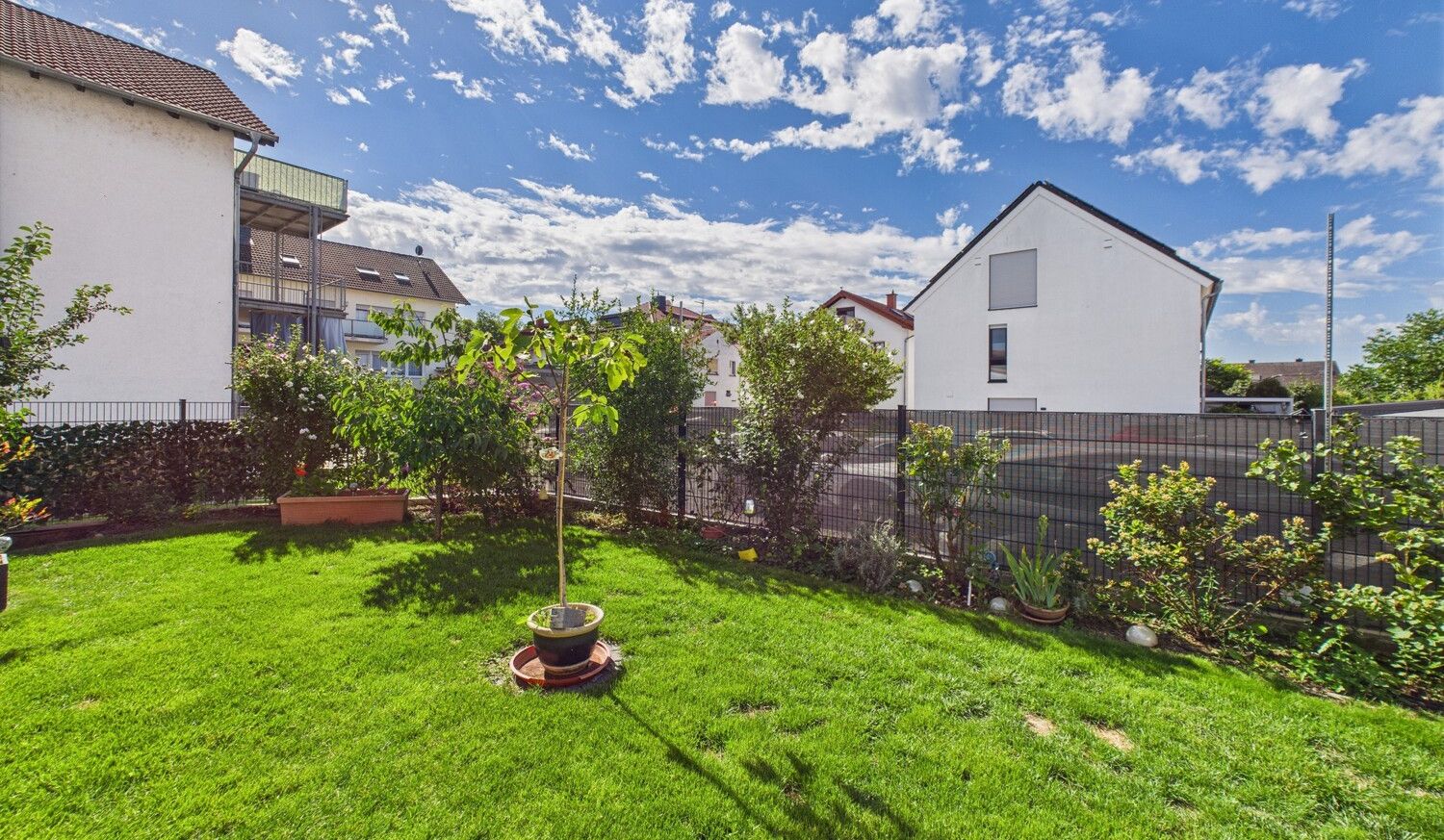 schön angelegter Garten