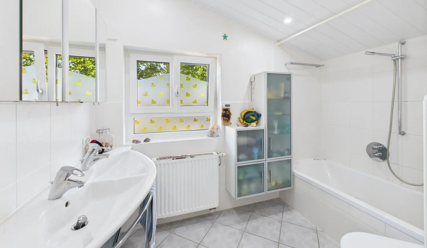 Tageslichtbad mit Wanne