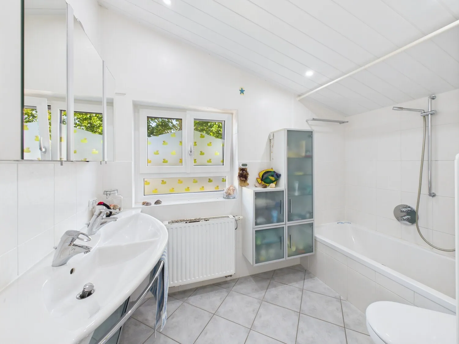 Tageslichtbad mit Wanne