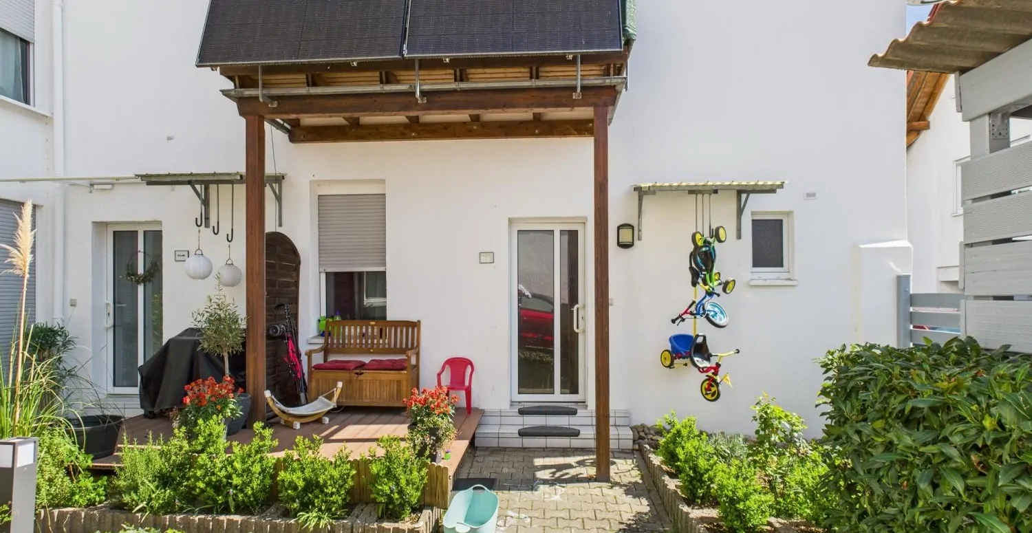 Frontansicht mit Terrasse