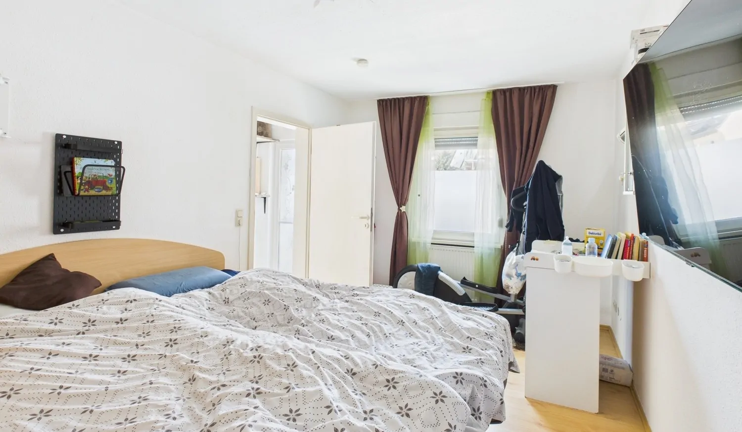 Großzügiges Schlafzimmer