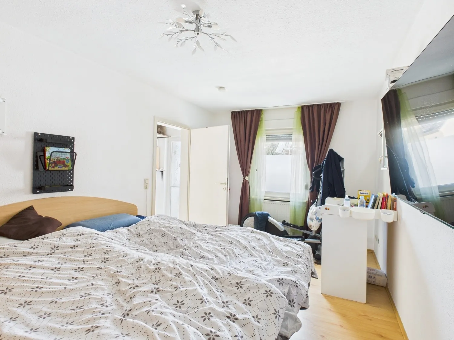 Großzügiges Schlafzimmer