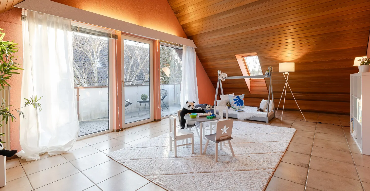 freundliches Kinderzimmer (OG)