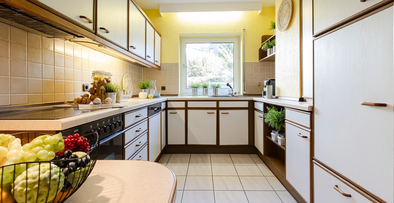 schöne Einbauküche (EG)