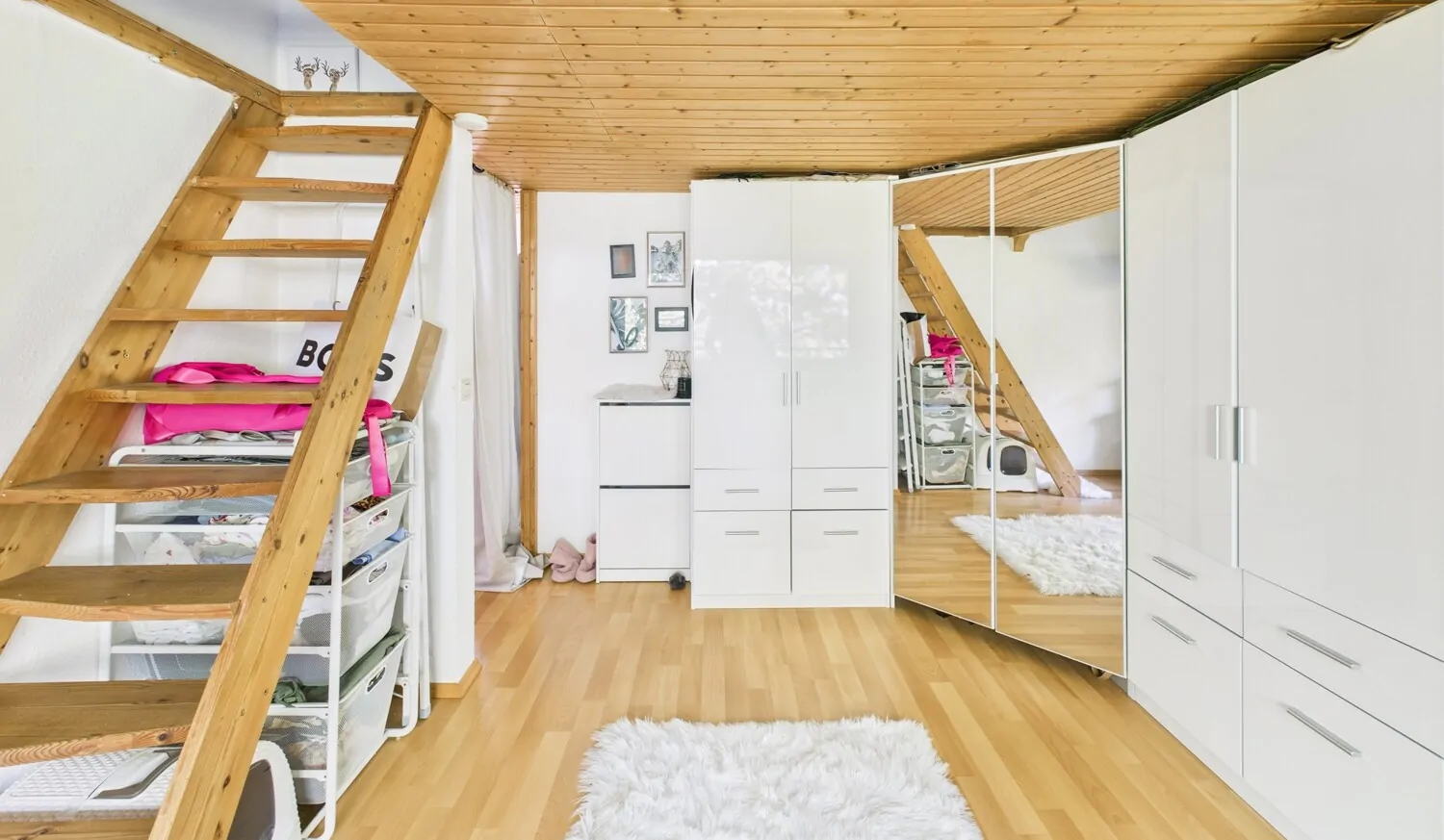 Schlafzimmer mit Spitzboden